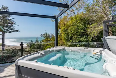 Image de Updated home with ocean views, private hot tub, fire table, outdoor kitchen