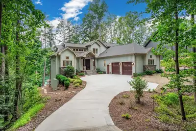 Image de Luxury Lakefront Home on Beautiful Lake Keowee - Private Dock Hot Tub & Fire Pit