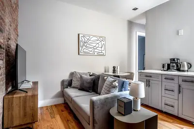 Image de Sleek SoHo 2br w/ Balcony & W/D, nr Wf, by Blueground