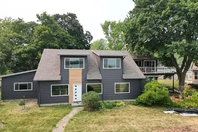 Image de New Renovation! Gorgeous Lake Views! Outdoor Hot Tub, Huge open concept rooms!