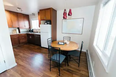 Image de Raspberry Retreat - Recently remodeled apartment in a quiet neighborhood