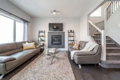 Image de Modern*Cozy*Full House*Fireplace*Large Yard*Yeg Airport*All Amenities*Sleeps 6