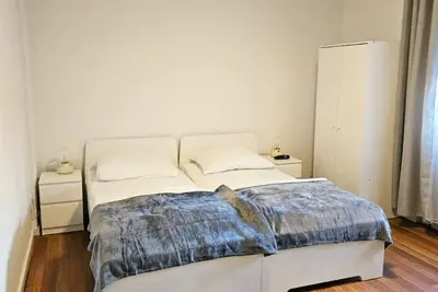 Image de 3-zimmer-wohnung mit Voll Ausgestatteter Küche, Zentral Gelegen, Nahe Bahnhof