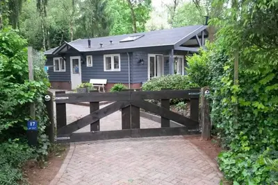 Image de Lovely cottage surrounded by trees at the Veluwe