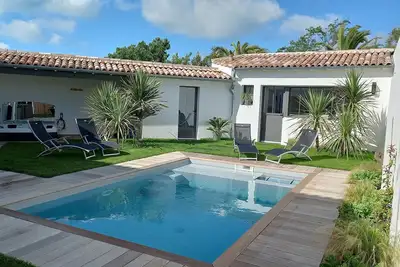 Image de Pins en Ré : Villa standing, typique ile de Ré, jardin, piscine, spa 100m plage.