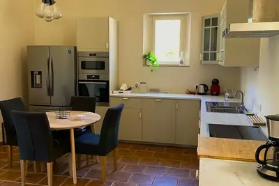 Image de Mooie woning met zwembad tussen de olijfbomen.