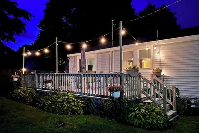 Image de Cozy 3 bedroom, 2 full bath cottage with big yard and deck near private beach.
