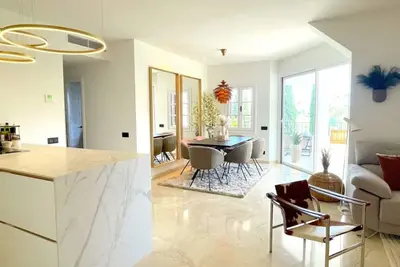 Image de Marbella, Luxury 3 Bedroom Frontline Apartment With Pool, sea and Garden View