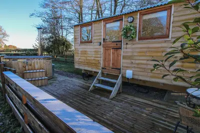 Image de The Oak Hut, pet friendly, with hot tub in Whitchurch