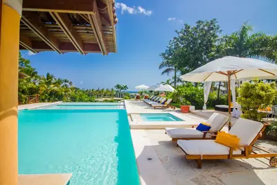 Image de Unique Villa with Infinity Pool and Basket Court