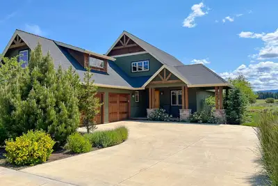Image de Craftsman house with pool, hot tub, game tables, grill, & gas fireplace