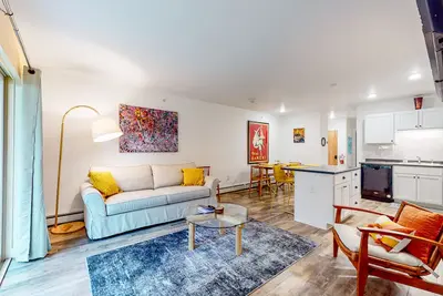 Image de Stylish ski-in/out condo with fireplace and resort pool access