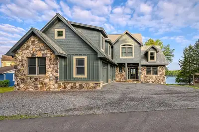 Image de Waterfront, dog-friendly home on Deep Creek Lake with hot tub, dock & 2 firepits