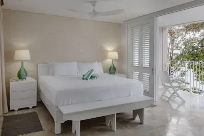 Image de Stunning 3br beachfront property, w/ private steps to the beach