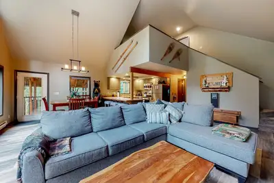 Image de Secluded snowbird-friendly home with deck, mountain views, grill, washer/dryer