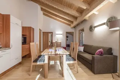 Image de Hochwertige Ferienwohnung mit 2 Schlafzimmern, Bergblick und GroĂźem Garten
