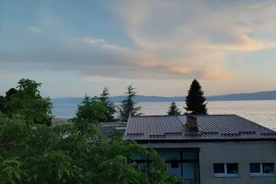 Image de studio with lake view