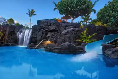 Image de 𝐅𝐢𝐧𝐝𝐢𝐧𝐠 𝐌𝐞𝐢𝐥𝐢 Beachfront Maui Ocean Club Resort+Amenities. 1br Condo