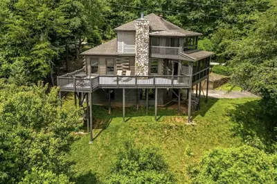 Image de Gorgeous Lake View Log Cabin with Hot Tub!