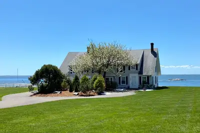Image de Large Updated Direct Waterfront Home on Ct Shoreline, Private Beach, Westbrook