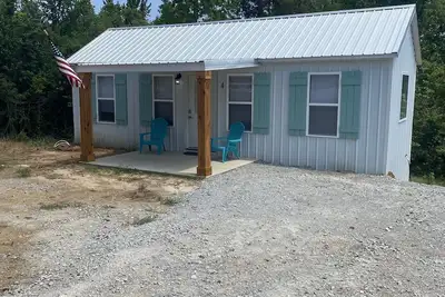 Image de Tn River Cabin! Sleeps 5-6! Located on the river! Boat ramp just feet away!