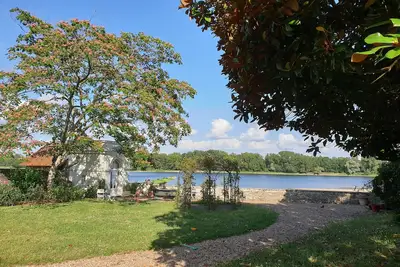 Image de Maison 6 personnes dans un  jardin en bord de Loire dans le village de La Pointe