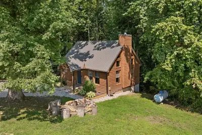 Image de Inviting, charming 2br, log cabin located in the Scenic Heights neighborhood.
