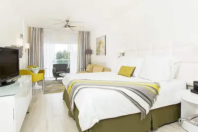 Image de Beach Adventures! Free Continental Breakfast and Beach Sunbeds, Swimming Pool!