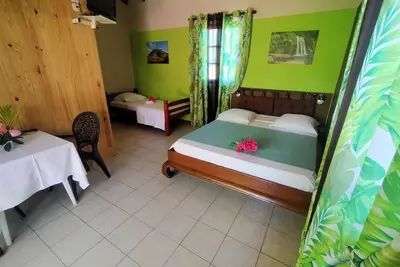 Image de Bungalow Jade idéal pour 3 personnes à 2 minutes de la plage!