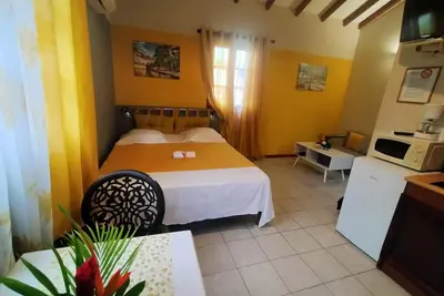Image de Bungalow Saphir idéal pour amoureux à 2 minutes de la plage, en bord de piscine!