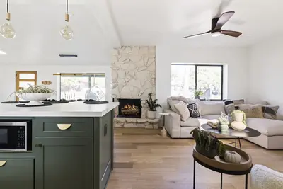 Image de Stunning Sedona Modern Bungalow | Private Spa-Style Backyard | Ev Charger