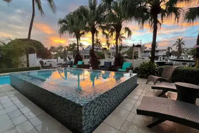 Image de Venetian Shores 5br/7ba Home with Pool, Spa & Boat Lifts