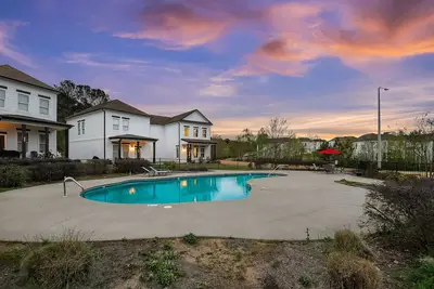 Image de 9br 2 Luxe Homes+Shuttle! Pool!