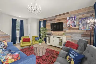 Image de 4 Luxe K Suites+Shuttle+Pool! Southern Style Home!