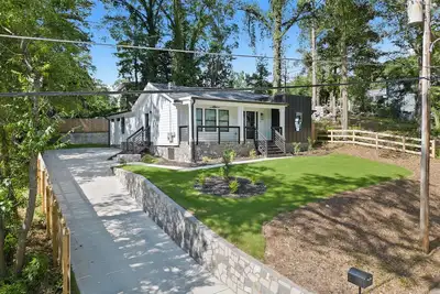 Image de Cozy retreat located min from airport & downtown Atl