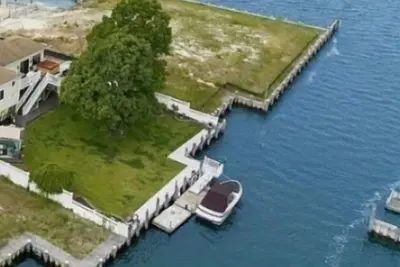 Image de Best family beach house! \nRelax at our waterfront house with boat dock.