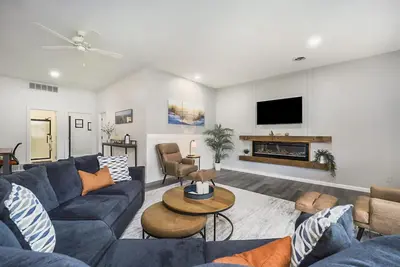 Image de Upscale boutique lodge suite in the of heart of beautiful Grand Traverse County!
