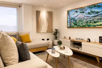 Stunning & Bright Modern Apartment, Great Location
