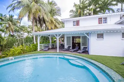 Image de Villa familiale avec piscine privée à 5 minutes de la plage!