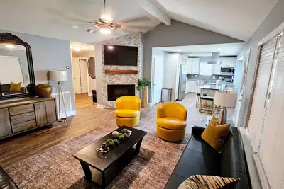 Image de Mama’s Modern House is family and pet friendly, large yard, quartz countertops