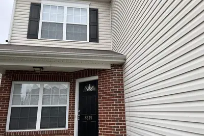 Image de Beautiful end unit vacation home for short term rental with adequate sunlight.