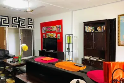 Image de Serene one bedroom apartment in a quiet residential area, privacy assured