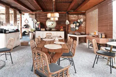 Image de Appartement dans un hôtel 'Sun Rock Boutique - Villa Menexes' avec vue sur la mer et climatisation