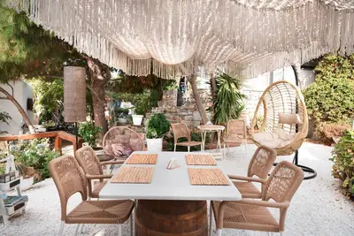 Image de Appartement dans un hôtel 'Sun Rock Boutique - Villa Pansy' avec terrasse privée et climatisation