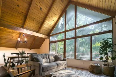 Image de Bird Creek Chalet - 1 mile from Salmon Fishing!