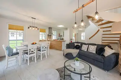 Image de Neu Errichtetes Ferienhaus in Ruhiger Wohngegend mit Parkplatz, Sauna und Wlan