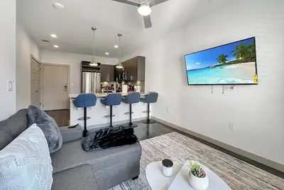 Apt 355 · Luxury Queen unit/Pool | Free Parking |Hwy121| Tpc