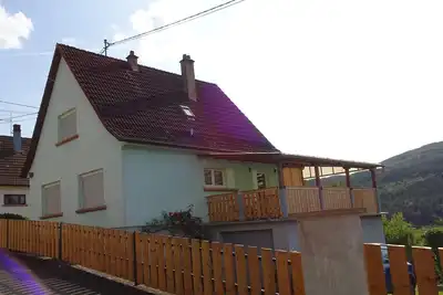Image de Maison sur les hauteurs du village, vue dégagée et au départ des randonnées