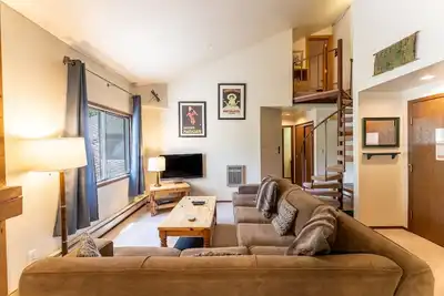 Image de Conveniently Located in West Keystone with Private Balcony & Gas Fireplace!