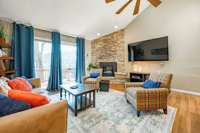 Image de Deep Creek Fun w/ Hot Tub, Dock & Fireplace